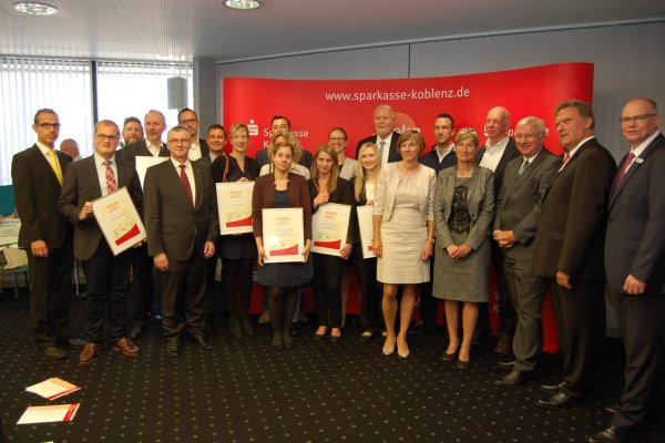 Urkundenübergabe mit mehreren Funktionären