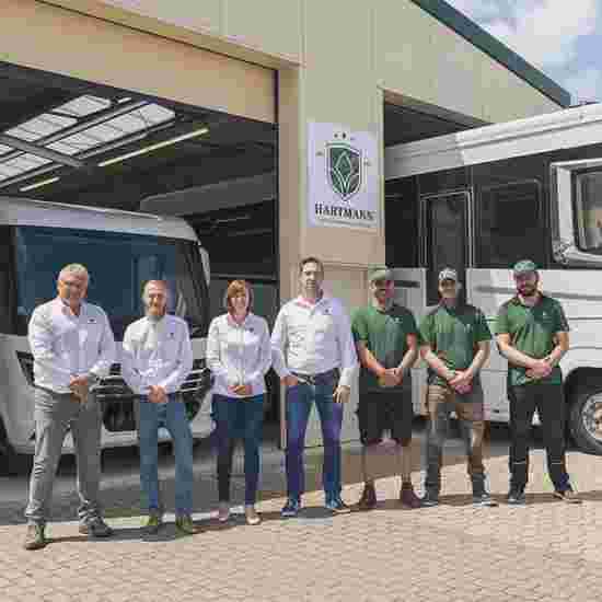 Geschäftsführung des Hartmann-Caravan-Services vor einem Wohnmobil stehend