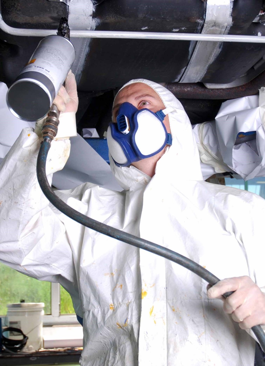 Fahrzeug wird am Unterboden mit Rostschutz besprüht