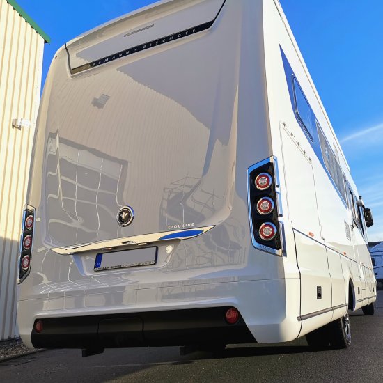 Mann poliert einen Caravan