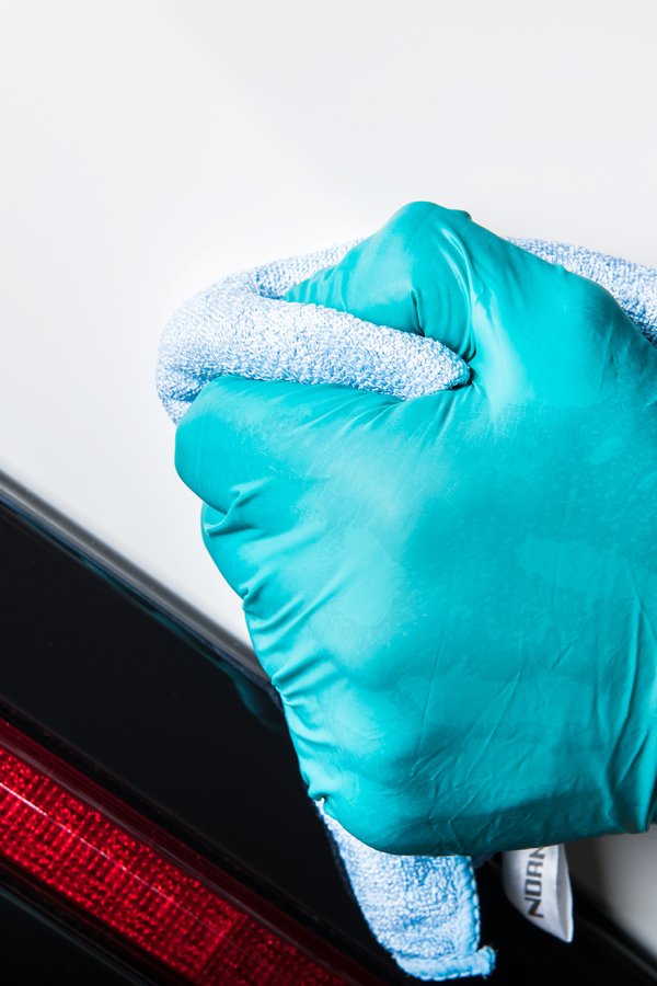 Wohmobil wird per Hand poliert