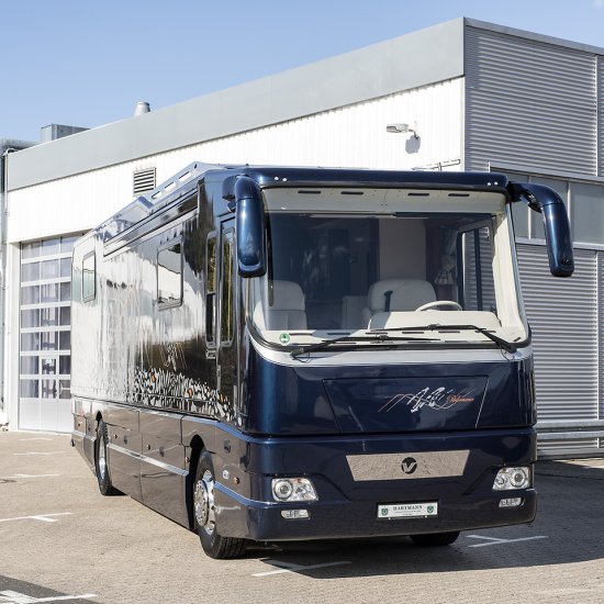 schwarzer Porsche auf dem durch eine Nanoversiegelung Wassertropfen abperlen