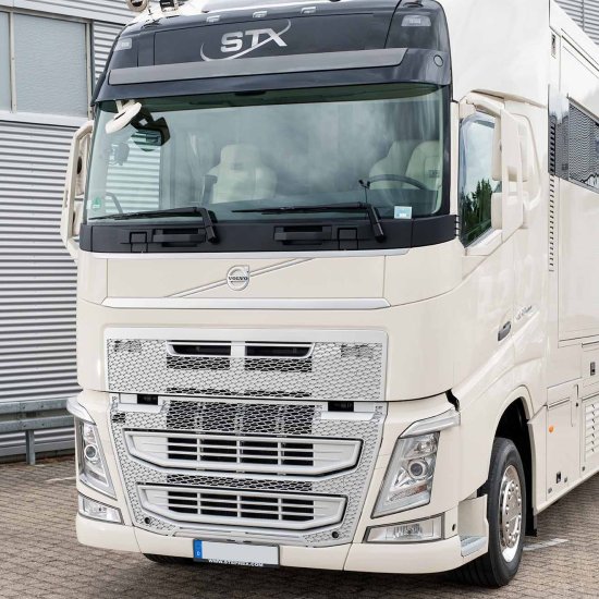 fertig aufbereiteter Luxus-Caravan vor einer Lagerhalle